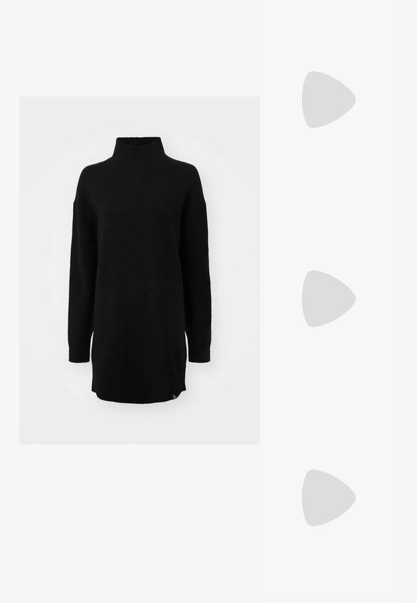 Melnā turtlenecks džemperis, kas izgatavots no mīksta materiāla. Tam ir garas piedurknes, brīvs piegriezums, kā arī ribotas aproces un apakšmala.; Melna, ar smailu purngalu, slingback kurpe ar zemu papēdi, izgatavota no gludas ādas materiāla un ar izgriezumiem sānos gaisa caurlaidībai.; Balta ādas rokassoma ar noapaļotu formu, uz kuras priekšpuses ir izgriezts "CK" logo un viena plecu siksna. Augšā aizverama ar rāvējslēdzēju.; Zelta gredzens ar teksturētu, viļņotu dizainu, kas rotāts ar trim izteiktām virsotnēm. Gluda, spīdīga virsma ar atvērtu joslu, lai to varētu pielāgot.