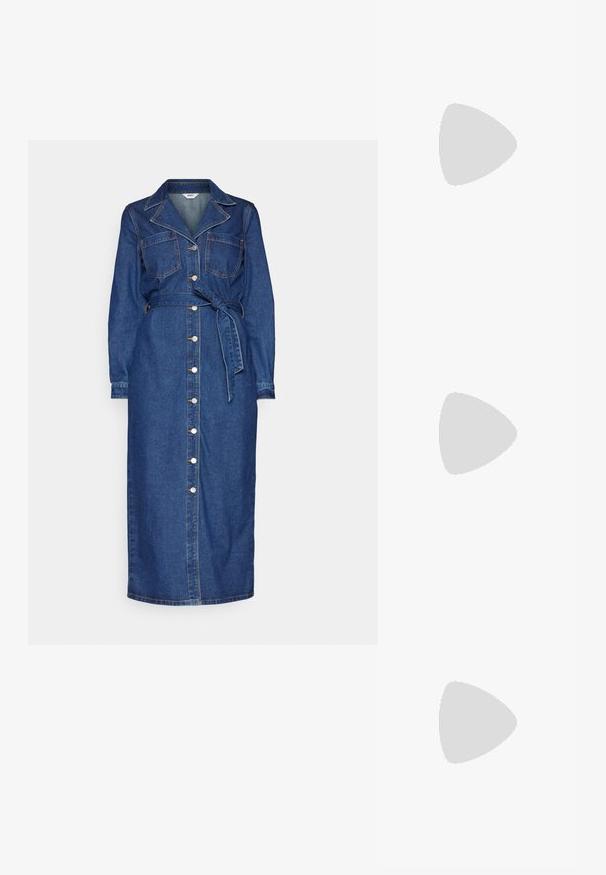 Rochie din denim cu mâneci lungi, buzunare frontale și talie cu brau. Prezintă o deschidere frontală cu nasturi și un tiv drept de culoare albastru închis.; Pantofii slingback din piele lăcuită neagră, cu vârf ascuțit, bretele pentru gleznă cu catarame și accesorii din argint, și un toc subțire.; Geantă din piele neagră, cu o formă curbată, curea detașabilă și accesorii aurii. Geanta are un capac cu un detaliu tip cataramă.; Cercei aurii cu forme texturate și ondulate. Include studs sculpturale cu clip și un design de cerc deschis cu un finisaj cioplit.