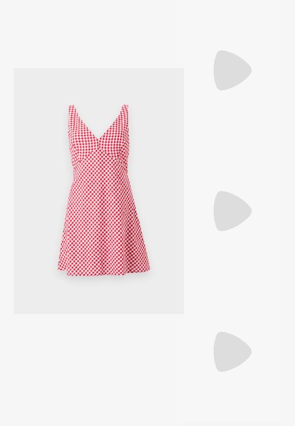 Punainen ja valkoinen ruudullinen mekko, jossa on V-pääntie, ilman hihoja, hyvin istuva yläosa ja levenevä hame. Valmistettu kevyestä kankaasta.; Valkoinen puuvillapaita, jossa on suuri, kirkkaan punainen hummerigrafiikka edessä. Lyhyet hihat ja standardi pyöreä kaula-aukko.; Valkoiset korkeavartiset kangaskengät mustalla kumipohjalla, edessä kuminen varvasosa ja kuusi nauha-aukkoa, puhtaan minimalistisella muotoilulla.; Punainen nahkalaukku, jossa on kulmikas, geometrinen muotoilu. Varustettu yhdellä säädettävällä hihnalla ja läpällä, jossa on ommeltu yksityiskohtia.