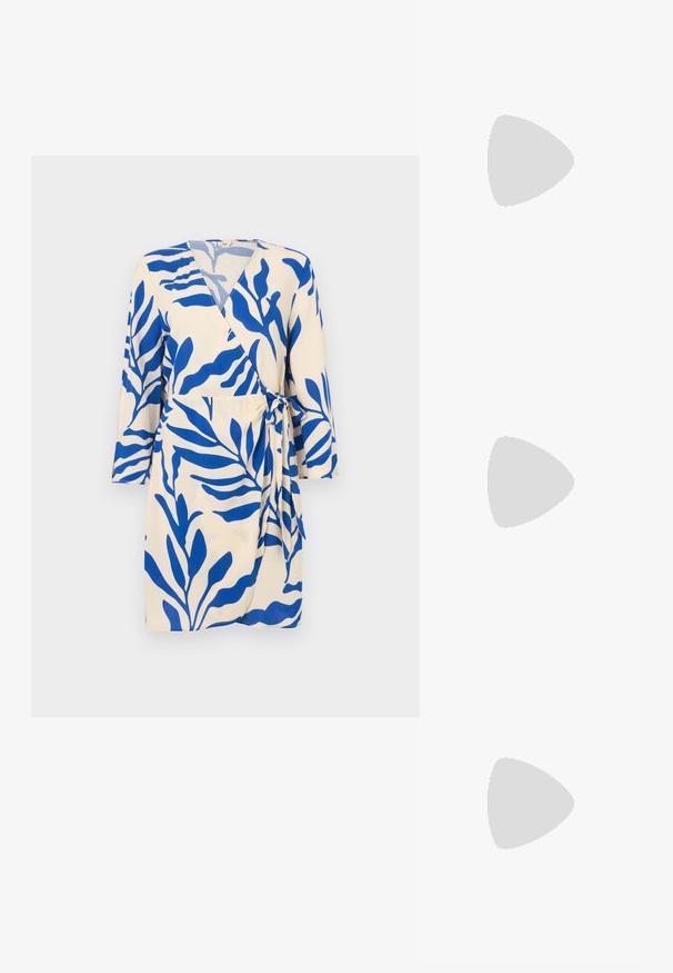 Rochie petrecută din material bej cu model frunze albastre. Are un decolteu adânc în V și mâneci trei sferturi, fixată în talie cu o fundă.; Pantofi cu toc slingback din piele lacuită neagră, cu vârf ascuțit și toc geometric. Prezintă un design elegant, minimalist și o textură netedă.; Ochelari de vedere cu rame pătrate din plastic transparent, dotate cu lentile translucide și accente aurii pe temple pentru un detaliu suplimentar.; Geantă hobo din piele neagră, cu o textură netedă, formă curbată și un singur bretele ajustabil; are o deschidere largă în partea de sus.