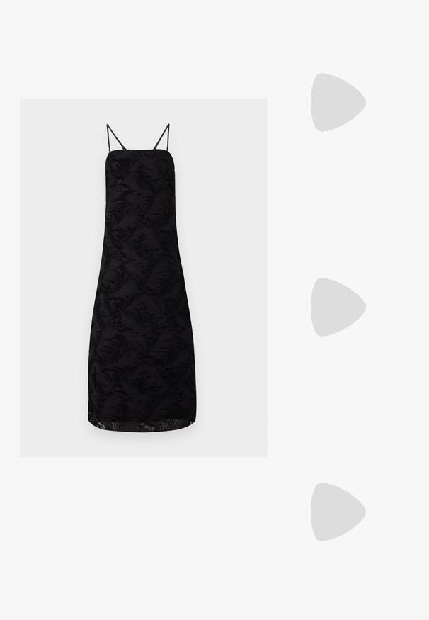 Musthave musta kleit, millel on õhukesed rihmad, tekstuuriga kangas lillemustriga, põlvekõrgune lõige ja sirge siluett.; Mustad musta värvi kontsandaalid on varustatud peente rihmadega, millel on sõlmekujundus, siledad ruudukujulised varbad ja stiilne stilettokonts.; Helehall metallik handbags, millel on kett, kaunistatud väikeste ümmarguste metallist õmblustega ja kolmnurkse brändi logoga.; Hõbedased rõngaskõrvarõngad, millel on sile ja läikiv pind. Ümar kuju, kerge disain, millel on post-tagumise kinnituse süsteem.