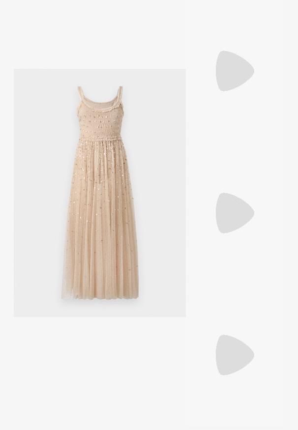 Abito lungo beige con corpino arricciato e spalline sottili. Presenta una gonna di tulle a strati con paillettes dorate sparse in tutto il tessuto.; Slingback con tacco in vernice nera con punta affusolata, caratterizzato da una stampa a serpente testurizzata, cinturino regolabile e un tacco corto e testurizzato.; Borsa a tracolla nera in pelle con due tasche frontali, fibbie dorate, chiusura con zip e una tracolla sottile. Superficie texturizzata e forma rettangolare compatta.; Orecchini a cerchio in metallo color oro con forma curva ed allungata. Presentano una superficie liscia e lucida e una punta arrotondata per un tocco di dettaglio in più.