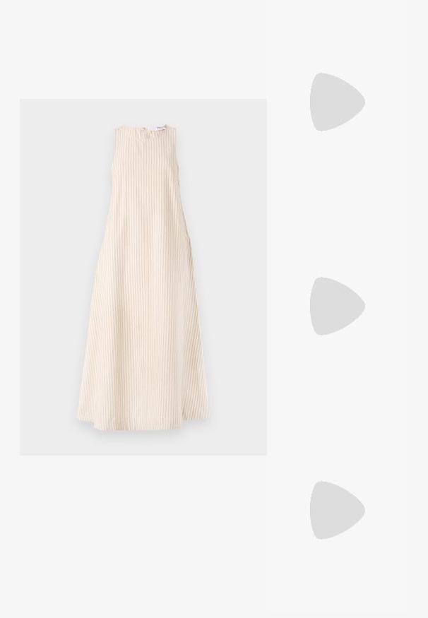 Beige ärmlös klänning med vertikal ribbad textur, rund halsringning och sidofåll. Längd till mitten av vaden med en rak silhuett.; Svart lackläder slingbacksko med spetsig tå, ankelremmar med silverfärgade spännen och detaljer samt en smal klack.; Guldfärgad metallhandväska med en strukturerad design, slät textur och justerbar rem. Har en unik triangulär form och minimalistisk sömnad.; Örhängen i guldton med texturerade, vågiga former. Inkluderar skulpturala clip-on-stift och öppen hoop-design med hamrad finish.