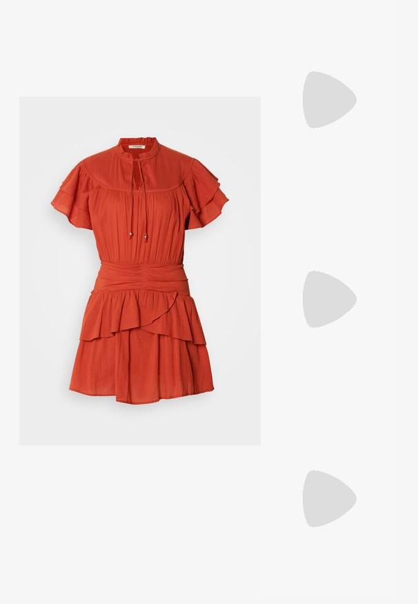 Piros rövid ruha magas nyakkal, fodros ujjakkal és réteges szoknyával; húzózsinórral és gyöngyökkel, valamint struktúrált anyaggal rendelkezik.; Barna bőr cowboy csizma hegyes orral, hímzett örvény mintákkal a szárán, és stílusos, réteges blokk sarokkal. Kihúzó füle segíti a könnyű felhúzást.; Fekete bőrből készült kézitáska nagy, nyitott tetejű és egyetlen vállpánttal. Lágy tapintású, minimalista kialakítású, finom fémes díszítésekkel.; Ez egy ezüst fülbevaló, sima felülettel, amelyen apró arany díszítőelemek találhatók. Kerek formájú és a fülcimpán viselik.