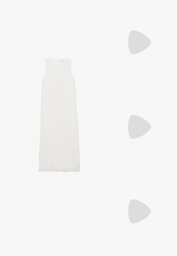 Vit ärmlös klänning med vertikala veck, rund halsringning och dragkedja på ryggen. Mjuk tyg med en flödande design.; Svarta läderklackar med en tongsandalsdesign, fyrkantig tå och låg klack. Slät textur med minimalistisk stil.; Röd läderhandväska med en silverfärgad kedjespets, rundad form, veckad design och en metallklämma på toppen. Försedd med en logotypdetalj.; NA-KD 2-PACK BANGLE BRACELET - Armband - silver