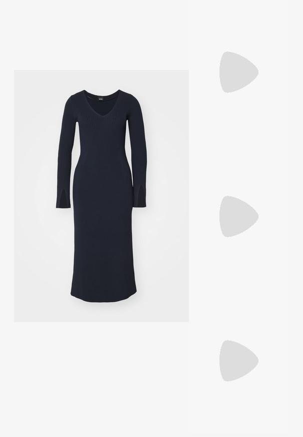 Hosszú ujjú, bordázott kötött ruha sötét tengerészkék színben, V-nyakkal és oldalsó szellőzőkkel a mandzsettán. Testhez simuló sziluett egyenes szegéllyel.; Fekete bőr slingback magassarkúk, hegyes orral, vékony sarkakkal és arany színű részlettel a állítható pánton. Simа felület.; Fekete bőr kézitáska struktúrált felülettel, két felső fogantyúval, levehető vállpánttal és ezüst színű csattal.; Fényes ezüst félhold alakú karika fülbevaló pár, zsanéros kapoccsal, fehér háttéren.