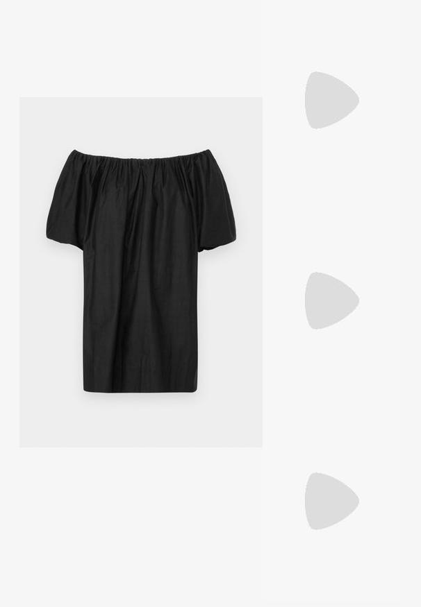 Svart off-the-shoulder topp laget av lett stoff, med innsamlet halslinning og korte, puffy ermer. Enkel, udecorert design.; ONLY SHOES ONLALYX - Sandaler - blue denim; Tre par rektangulære solbriller: en rosa, en hvit, en svart. Alle har mørke linser og en blank plastikkramme.; Sølv hoops øredobber med en tvistet design, som har en polert finish og bakstøtte. Mål omtrent 3 cm i diameter.