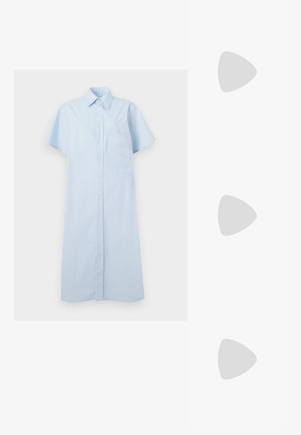 Svetlo modra srajčna obleka iz bombaža. Ima kratke rokave, ovratnik, sprednji žep in ravno silhueto z stranskimi žepi.; Bele natikače z teksturirano podplatom in dvema tankima trakoma. Traki so gladki z diskretnim označevanjem. Brez vzorcev ali dodatnih okraskov.; Svila šal s prugastim vzorcem v kremni in mornarski modri barvi, trikotne oblike, z naklonjenimi črtami in enobarvnim mornarskim robom. Mehak na dotik.; Torba iz bež tkanine z rjavimi vzorčenimi detajli. Ima ukrivljeno obliko, en sam ročaj in spredaj logotipno ploščico s srebrnim okovjem.