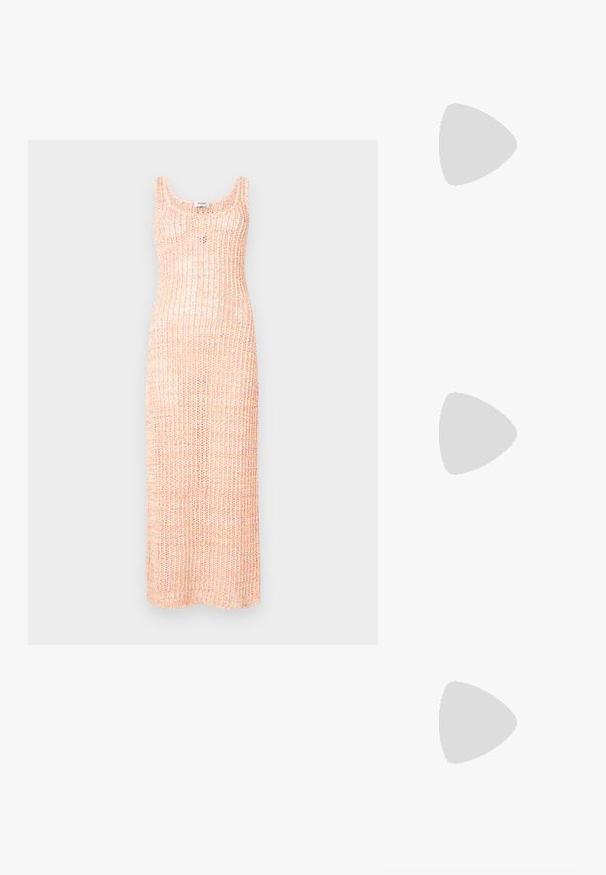 Sukienka dzianinowa w pastelowym różu z wielokolorowymi pasmami. Posiada okrągły dekolt i dopasowaną, sięgającą do podłogi sylwetkę.; Czarne sandały na obcasie z plecionym paskiem, kwadratowym noskiem i regulowanym paskiem na kostkę. Jasnobeżowa wkładka z błyszczącym czarnym obcasem.; Słoneczne okulary w kratkę żółwia z kocim okiem, brązowe gradientowe soczewki oraz srebrne akcenty metalowe na oprawie. Błyszczący materiał plastikowy.; Czarna pikowana skórzana torebka z złotym łańcuszkiem i zapięciem na toggle, z okrągłym akcentem. Kompaktowy prostokątny kształt.