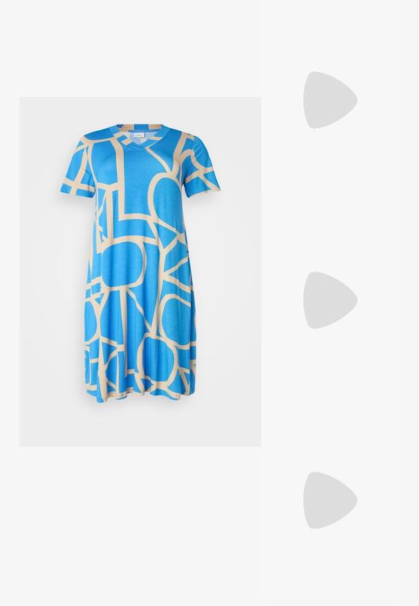 ONLY Carmakoma CARFYRLA LIFE - Jerseykjole - french blue; Sorte patentlær sandaler med lav hæl, der har krydset remme og en justerbar ankelrem. Glat, skinnende overflade.; Beige håndveske laget av mykt materiale, med en slapp design, sydd detaljer og to skulderstropper. Passer for daglig bruk.; Gullfargede øredobber med teksturerte, bølgete former. Inkluderer skulpturelle klipsstuds og åpen hoop-design med en hamret finish.