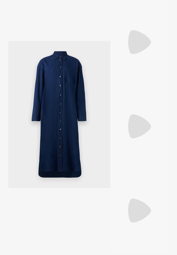 Rochie din denim de culoare bleumarine, cu butoni pe față, mâneci lungi, guler și buzunar pe piept; croială dreaptă și tiv.; Tricou alb cu mânecă scurtă, confectionat dintr-un material texturat. Gât rotund, tăietură regulară și detalii subtile de cusătură. Fără modele sau grafice.; Pantofii din piele neagră cu curea la spate au vârful ascuțit, prezentând un accent țesut și un design superior pliat. Talpa joasă cu hardware minim.; Geantă de piele maro cu închidere tip capac, accesorii de culoare aurie, curea de umăr și o textură netedă. Formă compactă și rectangulară.