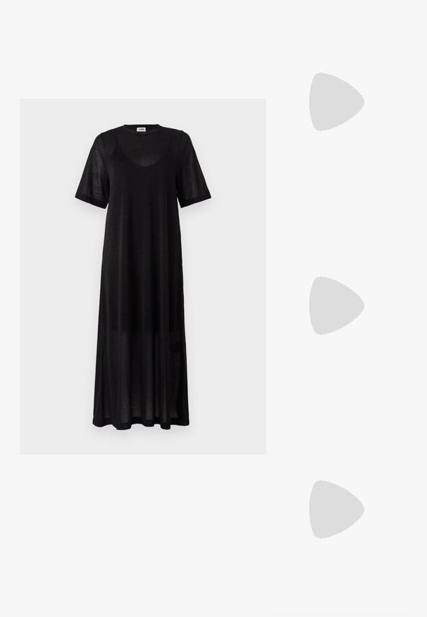 Schwarzes knielanges Kleid aus leichtem, transparentem Material. Mit Rundhalsausschnitt, kurzen Ärmeln und einer lockeren, lässigen Passform.; Schwarze Leder-Balletschuhe, spitze Zehenform, minimalistische Gestaltung, glatte Textur, niedriger Absatz, keine sichtbaren Beschläge oder Verzierungen.; Schwarze Leder-Crossbody-Tasche mit glatter Textur, rechteckiger Form und metallic-kettendetail auf der Vorderseite. Verstellbarer Gurt inklusive.; Silberne Tropfenohrringe mit einem quadratischen Stecker, die eine glatte, polierte Oberfläche und eine Tropfenform aufweisen, die Licht mit einer glänzenden Oberfläche reflektiert.