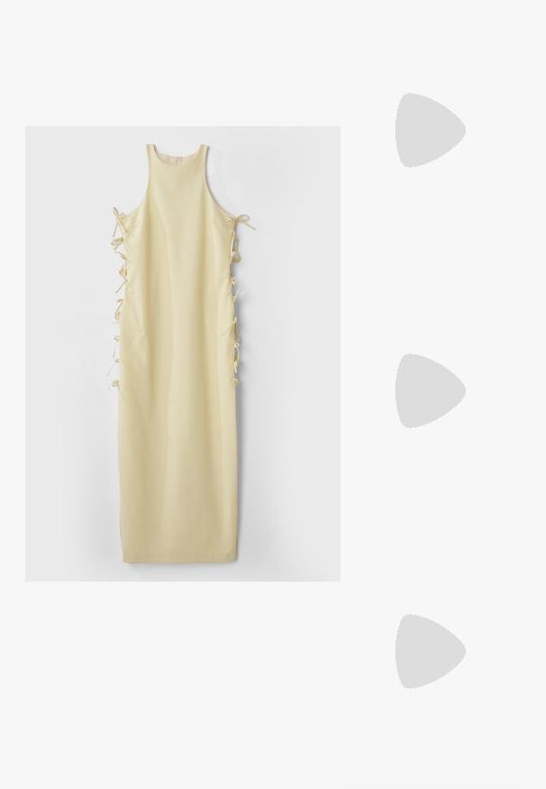 Geel mouwloos jurk met een hoge halslijn, voorzien van zijstrikjes voor een verstelbare pasvorm en een gladde, zachte textuur. Eenvoudige en rechte silhouet.; Beige patenten leren slingback hakken met een spitse neus en een slanke, vierkante hak. Glad textuur en minimalistisch ontwerp zonder versieringen.; Schildpadvormige zonnebril met ovale lenzen, bruin getint, dunne armen met een gestructureerd patroon, lichtgewicht kunststof frame.; Tommy Hilfiger CASUAL SHOULDER BAG - Handtas - coastal taupe