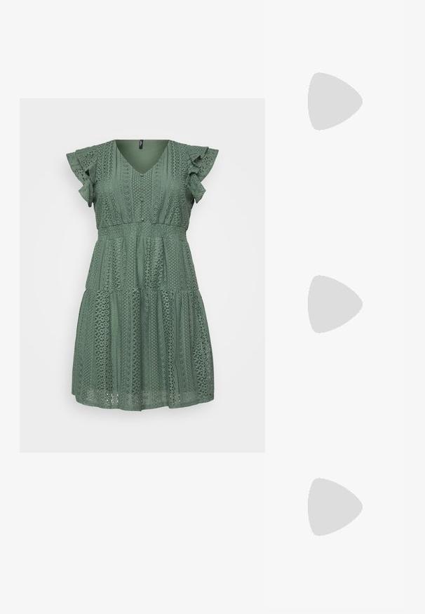 Zaļš mežģīņu kleita ar V veida kaklu, volāna piedurknēm, slāņotu dizainu un sarežģītiem rakstiem visā virsmā. Viegls materiāls ar teksturētu apdari.; Baleta sandalītes baltā ādā ar vairākiem platām siksnām un sudraba sprādzēm; plakana zole ar mazu melnu papēdi un metalizētām akcentiem.; Dzeltena austs kabata ar atloku dizainu, noņemamu plaukstas siksnu un zeltītu ķēdes akcentu. Gluda tekstūra un taisnstūra forma.; Zelta auskari ar gludu, spīdīgu apdari. Apaļš dizains, kas ietver mazu tapu un caurspīdīgu pamatni drošai valkāšanai.