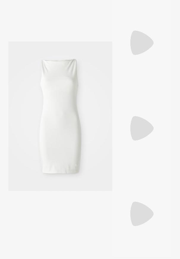 Vestido justo sem mangas, branco, feito de um tecido liso e elástico. Apresenta um decote drapeado e uma silhueta ajustada, terminando acima do joelho.; Sandy em verniz preto com salto slingback, ponta afilada e salto geométrico. Apresenta um design elegante e minimalista com textura suave.; Saco hobo preto em pele com uma textura lisa, forma curva e uma única alça ajustável; apresenta uma abertura larga na parte de cima.; Brinco em metal dourado com um design elegante e curvo. Apresenta uma forma pontiaguda distinta, superfície polida e fecho por dobradiça.