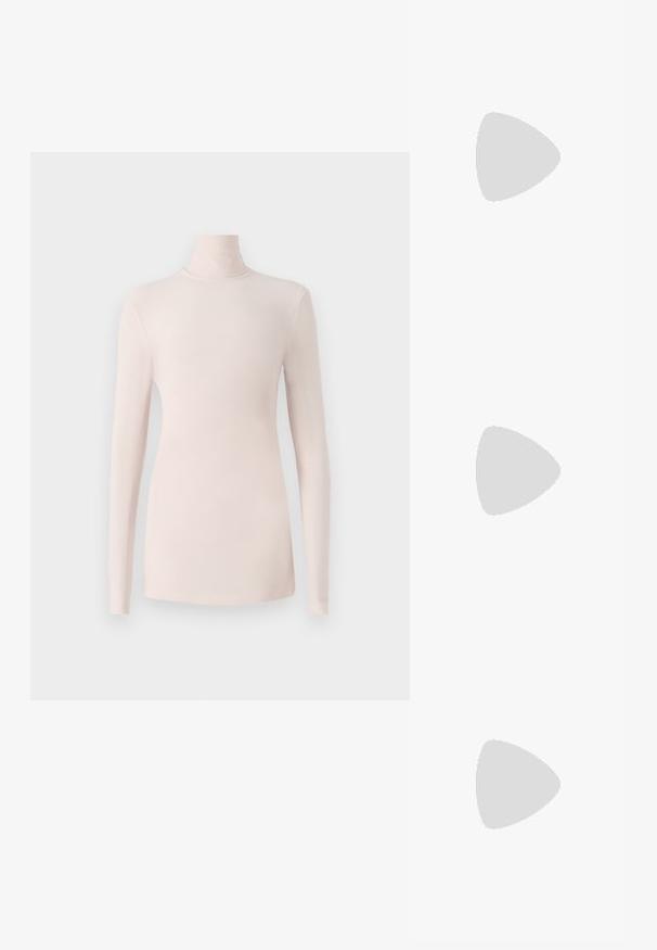 Top cu mânecă lungă și guler înalt, de culoare roz deschis, realizat dintr-un material neted și elastic; design ajustat fără închideri vizibile.; Sandal cu toc înalt din piele neagră, cu vârf deschis, design asimetric, curea pentru gleznă și toc metalic în formă de con. Textură netedă pe toată suprafața.; Geantă de umăr din piele argintie cu finisaj texturat, accente de lanț și curea și închidere cu fermoar. Are un logo pe față.; Cercei aurii care prezintă un cristal clar, rectangular, suspendat sub un rând de accente mici, rotunde, clare. Design elegant și modern.