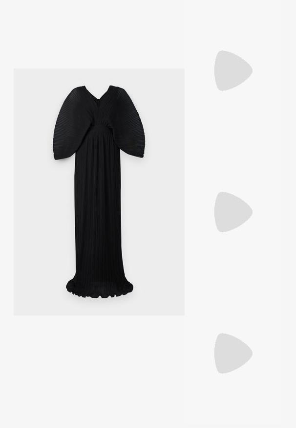 Czarna plisowana sukienka z dekoltem w kształcie V, przeskalowanymi plisowanymi rękawami i dopasowaną górą. Materiał ma gładką teksturę i płynny kształt.; Czarne sandały na wysokim obcasie mają cienkie paski z węzłowym wzorem, gładki, kwadratowy czubek i smukły obcas w stylu szpilki.; Jasnoszara metaliczna torebka na łańcuszku, ozdobiona małymi okrągłymi metalowymi ćwiekami oraz trójkątnym logo marki.; Srebrne metalowe kolczyki o gładkim, kroplowym kształcie i wypolerowanym wykończeniu. Delikatne grawerunki dodają szczegółów. Minimalistyczny design.