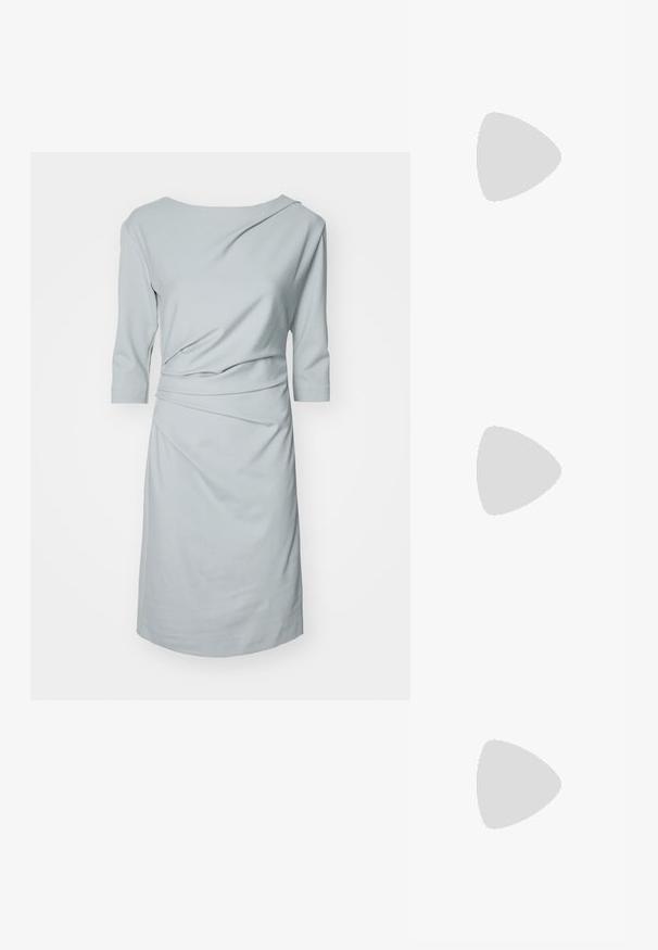 Vestido azul claro feito de tecido macio, com decote barco, mangas três-quartos e detalhes franzidos para um efeito drapeado.; Sapato de salto alto em pele branca com biqueira pontiaguda, faixa no tornozelo e um salto fino de stiletto. Textura suave com um leve acabamento brilhante.; Bolsa de ombro em couro castanho com fecho em aba, acessórios em dourado e alça de corrente. Textura suave, forma retangular, detalhes mínimos.; Clipe de cabelo em metal dourado com um design liso e arredondado. A superfície é reflexiva, apresentando uma forma curvada unida sem embellishments adicionais.