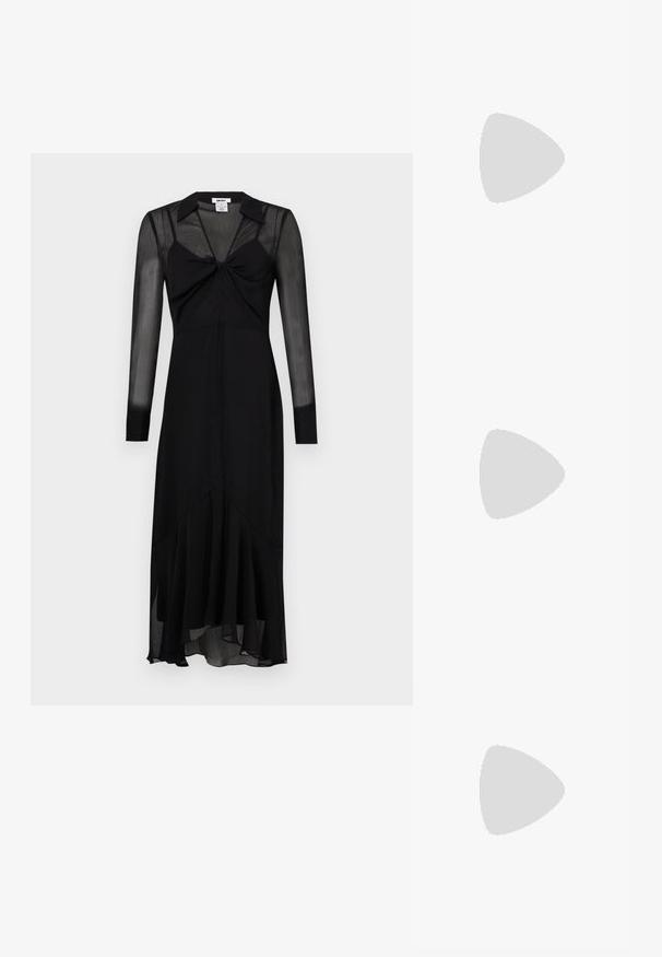 Černé dlouhé šaty s dlouhými rukávy, přiléhavým živůtkem, uzlovým detailem vpředu a rozšířeným lemem. Vyrobeno z jemné, lehké tkaniny.; Černé sandály na vysokém podpatku s třásněmi, kotníkový pásek se zlatým kováním, plochá čtvercová špička a dva překřížené pásky přes nárt.; Černá kožená taška přes rameno ve tvaru půlměsíce, texturovaný povrch, zlatý zip a plochý popruh. Kompaktní design vhodný pro nezbytnosti.; Pár leštěných stříbrných půlměsíčních náušnic s kloubovými sponami na bílém pozadí.