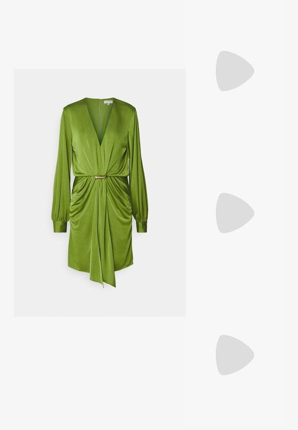 Rochie verde din satin cu decolteu adânc în V, mâneci lungi tip puff și un front gather, având o curea de accent în tonuri de aur la talie.; Pantofii înalți din piele albă, cu vârf ascuțit, curea la gleznă și toc subțire de tip stiletto. Textură netedă cu un finisaj subtil lucios.; Geantă crossbody din piele texturată maro, cu curea din lanț aurit și închidere cu clapetă. Partea din față prezintă detalii cu logo și o buzunar sub clapetă.; Rochie adâncă, de culoare roșu închis, cu un guler tip cowl și o textură netedă. Dispune de o brățară cu perle, cu un accent decorativ din argint în centru.