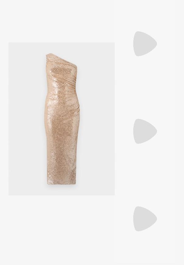 Šaty bodycon s jedným ramienkom, vyrobené z trblietavého materiálu v zlatej farbe. Majú priliehavý strih a hladkú textúru.; Zlaté sandále na podpätku s uzlom vpredu, s plisovanou štruktúrou a remienkom okolo členka. Blokový podpätok má ryhovaný dizajn, čo zlepšuje priľnavosť.; Čierna kožená crossbody taška s dvoma prednými vreckami, zlatými sponami, zipsovým uzatváraním a úzkym popruhom. Štruktúrovaný povrch a kompaktný obdĺžnikový tvar.; Náušnice vo forme zlatých kovových kruhov s zakriveným, predĺženým tvarom. Majú hladký, lesklý povrch a zaoblený koniec pre pridanie detailu.