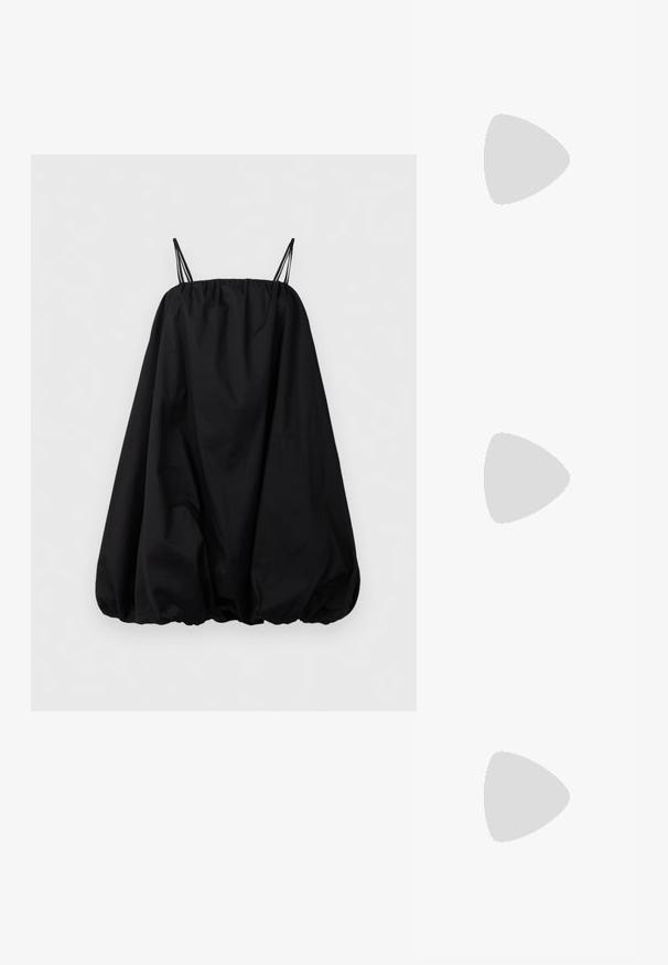 Musta hihaton kuplamekko, jossa on kerääntyvä helma ja ohuet kaksinkertaiset olkaimet, esillä yksinkertaisen valkoisen taustan edessä.; Musta patent slingback-kiilakorko teräväkärkisellä muotoilulla, jossa on teksturoitu käärmeennahkakuosi, säädettävä remmi ja lyhyt, teksturoitu blokkiheel.; Musta nahkainen olkalaukku, jossa on kaksi etutaskua, kultaiset soljet, vetoketjukiinnitys ja kapea hihna. Teksturoidun pinnan ja kompaktin suorakaiteen muoto.; Korvakorut kultasävytteistä metallista, joissa on kaareva, pitkänomainen muoto. Ominaisuuksiin kuuluu sileä, kiiltävä pinta ja pyöreä kärki lisäyksinä.