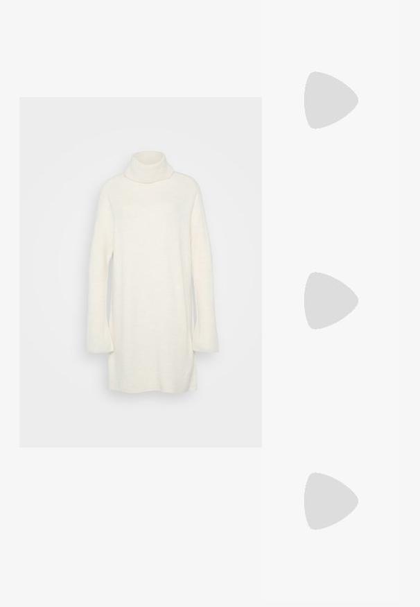Balts turtlenecks džemperis, kas izgatavots no mīksta adījuma. Tam ir garas piedurknes un brīva piegriezuma, ar ribotām tekstūrām ap kaklu un aprocēm.; Melnas ādas potītes zābaki ar masīvu, rievojumu zoli, auklu aizdari un vilces cilpu uz gludas baltas fona.; Melnas ādas saķeres soma ar atloku un zelta metāla sprādzi. Ietver melnu siksnu un elegantu, minimālistisku dizainu.; Zelta auskari ar gludu, spīdīgu apdari. Apaļš dizains, kas ietver mazu tapu un caurspīdīgu pamatni drošai valkāšanai.