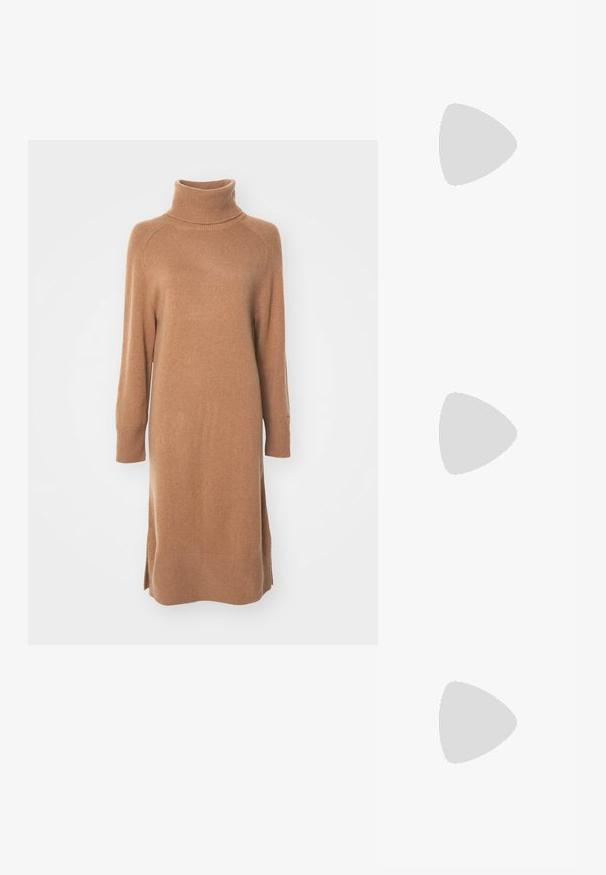 GANT DETAIL ROLLNECK DRESS - Pletené šaty - cacao; Zlaté ploché sandály s tenkými spirálovými kotníkovými popruhy, otevřenou špičkou a minimalistickou podrážkou. Mají hladký, metalický povrch.; Kočičí sluneční brýle s kulatými rámy, tmavými skly a zlatým logem na stranách. Hladký plastový materiál, bez viditelných vzorů.; Světle růžová kožená kabelka s ohnutým klopovým víkem, zlatými doplňky a odnímatelným popruhem s řetězovým akcentem. Hladký povrch a precizní prošití.