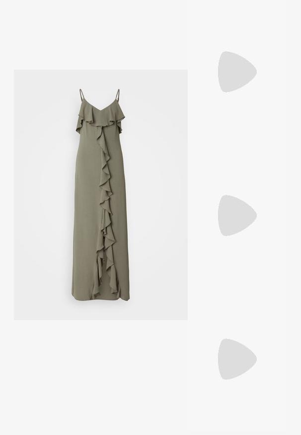Robe maxi vert olive avec des bretelles fines réglables, dotée de détails froncés sur le devant et d'une silhouette fluide. Texture de tissu lisse.; Escarpin argenté à talon aigu, avec un bout pointu, une finition métallique, deux brides décoratives et un talon élancé avec un embout noir.; Lunettes de soleil en écaille de tortue avec des verres ovales, teintés de marron, branches fines avec un motif texturé, monture en plastique légère.; Boucles d'oreilles dorées présentant des formes texturées et ondulées. Comprend des clips sculpturaux et un design de créoles ouvertes avec une finition martelée.