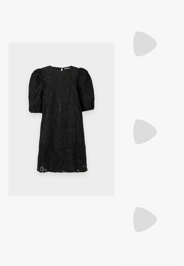 Vestido negro de longitud hasta la rodilla con mangas abullonadas y patrones geométricos texturizados intrincados en todo el tejido, sobre un fondo liso.; Zapatos de tacón slingback de charol negro con punta afilada y tacón geométrico en bloque. Presentan un diseño elegante y minimalista, así como una textura suave.; Bolso de piel negra con forma curva, correa desmontable y herrajes dorados. El bolso cuenta con una solapa con un detalle de hebilla.; Pendiente de metal en tono dorado con un diseño elegante y curvado. Presenta una forma puntiaguda distintiva, superficie pulida y cierre de bisagra.