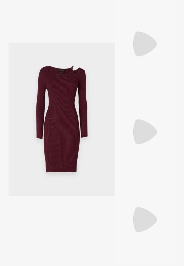 Guess VANESSA  - Svetríkové šaty - red noir; Čierne kožené lodičky s ostrou špičkou a robustným štvorcovým opätkom. Hladká textúra, jednoduchý dizajn, vhodné na formálne príležitosti.; Čierna kožená taška cez rameno s vyklenutým tvarom, so zipsovým uzáverom a nastaviteľným popruhom. Na prednej strane je vyrazené logo značky.; Zlaté kruhové náušnice s textúrovaným dizajnom a tromi priehľadnými kryštálovými akcentmi na jednej strane, ktoré ponúkajú moderný geometrický estetický vzhľad.