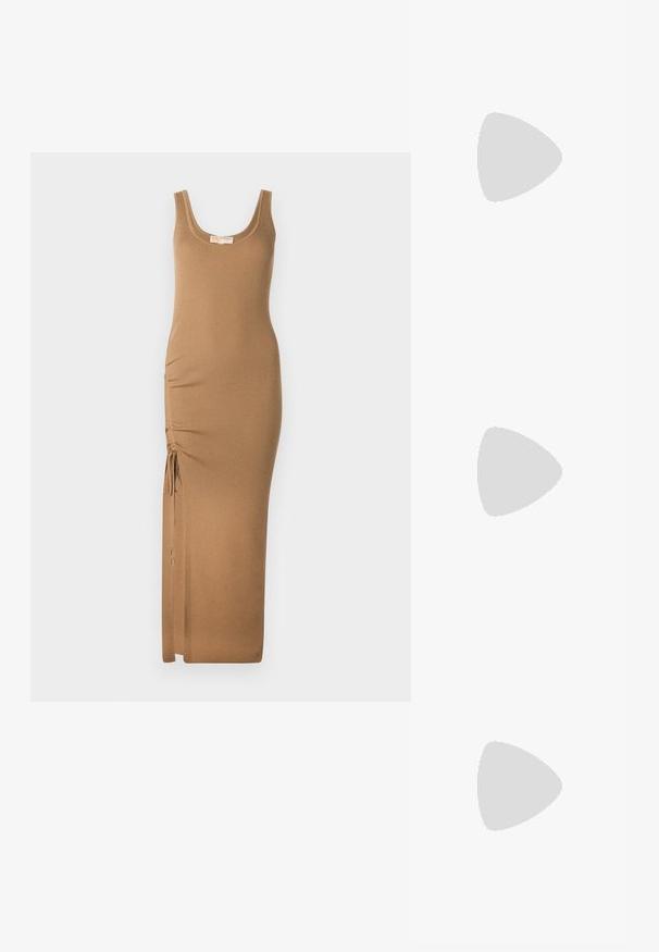 Duge duga haljina od rebrica u svijetlo smeđoj boji, s izrezanom okovratnikom i prilagodljivim nabiranjem sa strane uz vezice za podešavanje.; Crne kožne cipele s uskim vrhom, niskom petom i glatkom teksturom. Imaju blago otvaranje sprijeda i minimalne metalne detalje straga.; Metalna zlatna kožna torbica s teksturiranom površinom, opremljena zlatnim lancem i uklonjivom naramenicom. Utisnuti logotip branda.; Zlatne metalne naušnice u obliku obruča s zakrivljenim, izduženim oblikom. Imaju glatku, sjajnu površinu i zaobljeni vrh za dodatni detalj.