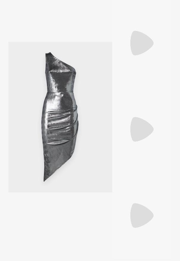 Srebrna metalik haljina s jednim naramenicom, uskog kroja s asimetričnim rubom, koja sadrži nagomilane detalje sa strane. Glatka, sjajna tekstura.; Crne lakirane slingback potpetice s oštrim prstom i malom blok petom, s naglaskom na srebrnoj kopči na remenu.; Crna kožna torba s lukovitim oblikom, odvojivim remenom i zlatnim detaljima. Torba ima preklop s kopčom.; Zlatne naušnice u obliku obruča s uvrnutim dizajnom, s teksturiranim površinama i malim mehanizmom za zatvaranje. Promjer iznosi otprilike dva inča.
