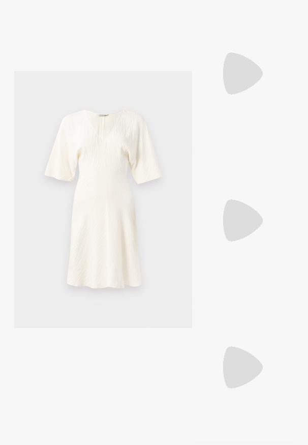 Λευκό, κοντομάνικο φόρεμα με V-ντεκολτέ και υφή υφάσματος. Φαρδιά σιλουέτα με μήκος μέχρι το γόνατο και μια διακριτική πτυχωτή υφή.; Γυμνές παρτίσας με δερματίνη, με μυτερή μύτη, λουράκι στον αστράγαλο και τακούνι στιλέτο, με ομαλή υφή και μινιμαλιστικό σχέδιο.; Καφέ δερμάτινη τσάντα χειρός με κυματιστό σχέδιο, που διαθέτει δύο κυκλικές χρυσές λεπτομέρειες και αποσπώμενο ιμάντα ώμου για ευέλικτη μεταφορά.; Ζευγάρι από ανώμαλα οβάλ σκουλαρίκια σε χρυσό τόνο από μέταλλο με υφή, ελαφρώς σφυρηλατημένη επιφάνεια σε λευκό φόντο.