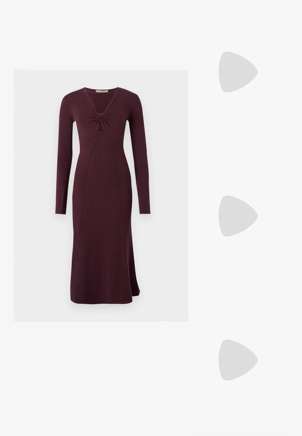 Vestido de manga longa, na cor bordô, com um detalhe torcido à frente e um detalhe circular, silhueta ajustada e bainha esvoaçante.; Sapatilhas brancas de couro com uma sola branca espessa, detalhe em camurça preta no calcanhar e logótipo em relevo na lateral. Design com atacadores e seis ilhós.; Óculos de sol oversized pretos com forma geométrica, apresentando lentes escuras e um detalhe cinza em contraste na armação. Logotipo na haste.; Brincos de argola prateados com um acabamento suave e brilhante. Forma arredondada, design leve, com fecho de pino.