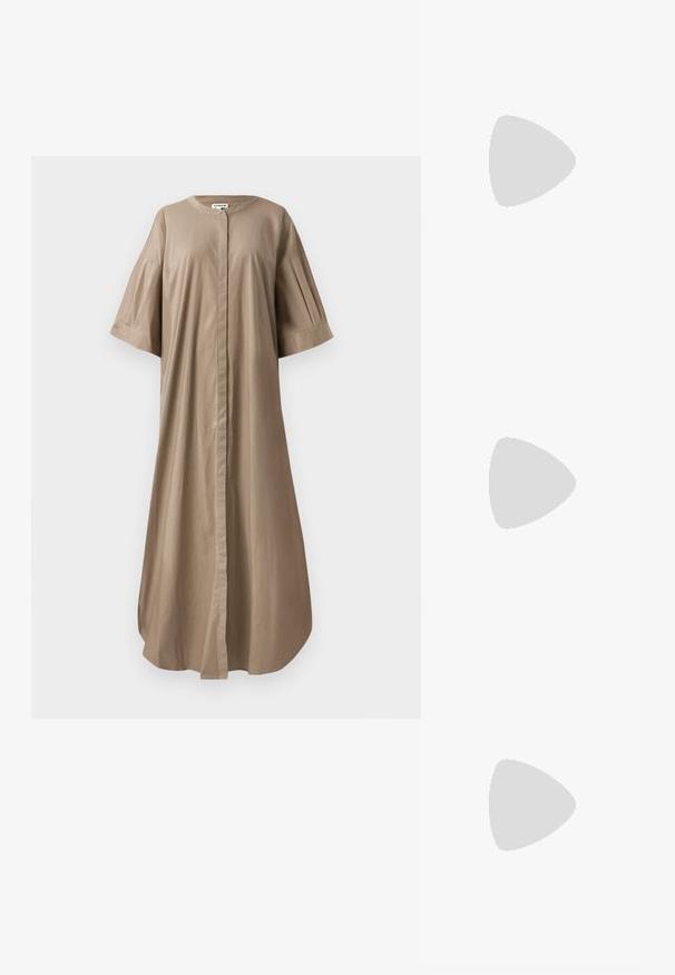 Tan midi obleka iz bombaža z okroglim izrezom, kratkimi širokimi rokavi in sprednjim gumbom. Gladka tekstura in sproščen kroj.; Črne lakaste slingback pete s koničastim nosom, ki imajo teksturiran vzorec kačje kože, nastavljiv trak in kratek teksturiran blok peto.; MICHAEL Michael Kors NOLITA HOBO  - Torbica - black; Zlato-tonirani kovinski uhani v obliki obroča s krivuljo in podolgovato obliko. Imajo gladko, sijočo površino in zaobljen vrh za dodaten detajl.