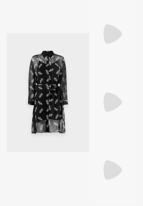 Fekete áttetsző ingruha fehér geometrikus mintákkal, gallérral, hosszú ujjakkal, gombos záródással és derékban illeszkedő övvel.; Fekete slingback pump, hegyes orral, fényes bőr felülettel és kis sarokkal, arany kiegészítéssel. Elegáns kialakítás nyitott háttal.; Fekete bőr hátizsák, fedéllal záródik, elülső zsebbel, oldalsó cipzáras rekeszekkel és felső fogantyúval rendelkezik. Az elején logó részletezéssel.; Fekete bőr kézitáska steppelt dizájnnal, ezüst lánccal, és egy kiemelkedő ezüst "AX" logóval az elején. Kompakt, téglalap alakú.