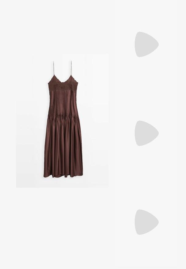 Bruine mouwloze jurk met een kanten lijfje en geplooide satijnen rok, met een aansluitende taille en vloeiende stof, hangt tegen een witte achtergrond.; Zwart satijnen cami met een kant V-halslijn en dunne bandjes, gedragen met donkerblauwe spijkerbroek, tegen een neutrale achtergrond.; Zwarte en grijze suède sportschoen met een rubberen zool, voorzien van gouden branding en een getextureerd meshpaneel aan de zijkant.; Zwarte cat-eye zonnebril met donkere lenzen, een glanzend frame en een gouden accent op de hangtampen. Kenmerkt zich door een soepele textuur aan de hele bril.; Zwarte zijden sjaal met witte stippen in een verloop patroon, met een geknoopte bovenkant en subtiele logo borduursels aan de onderkant.