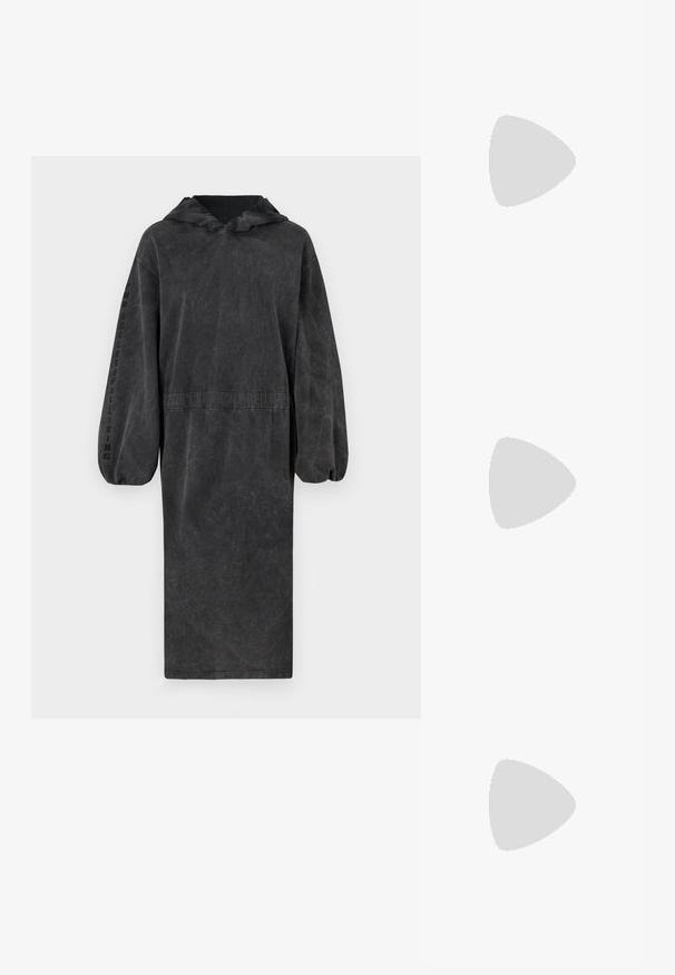 Kapišoninė ilgą juoda suknelė, pagaminta iš tekstūruoto audinio, su suspausta liemene ir pūstomis rankovėmis. Ant rankovės yra užrašas "SĖKMINGAS GYVENIMAS".; Auksinės metalinės kulninės bateliai su smailiu nosiu, kulkšnies dirželis su apvaliu užsegimu ir masyvus kulnas. Lygus paviršius.; Juodas odinis per petį nešiojamas krepšys turi lygų paviršių, stačiakampio formą ir metalinę grandinėlę priekyje. Pridedama reguliuojama dirželis.; Aukso spalvos auskarai su ovalo formos skaidriais kristalais, apjuostais mažesniais skaidriais akmenukais, su kabliuko dizainu, užtikrinančiu saugų dėvėjimą.