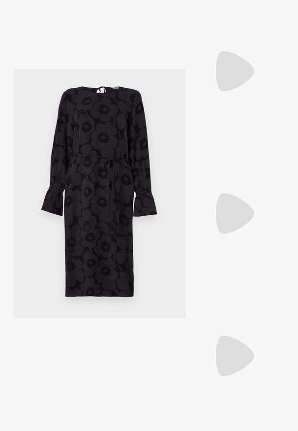 Marimekko LAHJAT czarny; Czarne sandały na wysokim obcasie mają cienkie paski z węzłowym wzorem, gładki, kwadratowy czubek i smukły obcas w stylu szpilki.; Czarne okulary przeciwsłoneczne w kocim kształcie. Srebrne lustrowane soczewki. Smukłe, lekkie plastikowe oprawki z dyskretnym oznakowaniem na zausznikach.; Srebrne kolczyki na biglu o gładkim, błyszczącym wykończeniu. O zaokrąglonym kształcie, lekkim designie, z zamknięciem na zatrzask.