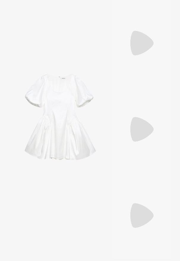Valge lühikeste varrukatega kleit, millel on sobiv kehaosa, kogutud detailid ja laiendav seelik. Valmistatud kergest kangast, ringjoonekaelusega.; Burgundia patendiga nahast slingback-kingad terava nina ja kahe reguleeritava pandlaga rihmaga, millel on hõbedased detailid.; Burgundia värvi nahk käekott, millel on pehme, kokku tõmmatav disain ja ümar kuju. Käepide on kindlalt kinnitatud, näidates siledaid pindu.; Daniel Wellingtoni kuldne võrgust käekell, millel on ümmargune must kellaplaat, kuldsed tunnimärgid ja logo kell 12. Lihtne, elegantne disain.