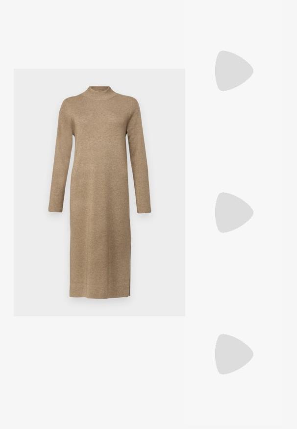 Abito in maglia a maniche lunghe e collo alto di colore marrone chiaro. Presenta una vestibilità dritta con spacchi laterali, una texture morbida e cuciture uniformi in tutto l'abito.; Scarpa slingback nera con punta affilata e tacco basso, realizzata in pelle liscia e con un design a taglio laterale per favorire la traspirabilità.; Borsa a tracolla in pelle nera con una texture morbida, forma triangolare e tracolla regolabile, abbinata a una camicia a righe blu chiaro e pantaloni bianchi.; Bracciale color oro con anelli allungati intrecciati, caratterizzato da una superficie liscia e lucida. Ogni anello ha una forma ovale distintiva.