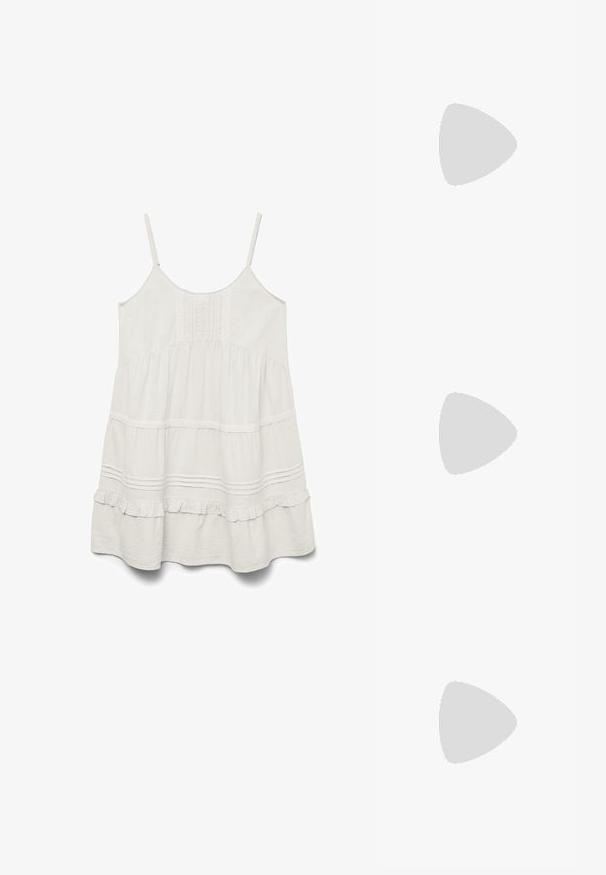 Balta be rankovių suknelė su reguliuojamais diržais, tekstūruota medžiaga, raukšlėtas apdaila ir lygiagrečiai sukrauta konstrukcija su nėriniais dygsniais.; Juodas odinis smailėjantis slingback tipo batelis su krokodilo tekstūra, mažas supintas kulnas ir reguliuojama dirželis su metaline sagtimi.; Tommy Hilfiger LIBRE SATCHEL - Rankinė - safari; Sidabrinis žiedas su apvaliais brangakmeniais, dėvimas ant rankos su šiek tiek tekstūruota oda, prieš juodo švarko ir auksinės bluzonos foną.