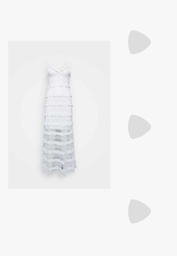 Witte mouwloze jurk met een V-hals, met een gelaagd ontwerp van geribbelde stof en open gehaakte delen. De lengte komt tot halverwege de kuit.; Zwarte flip-flop met een gestructureerde rubberen zool, twee slanke banden en een subtiele, ingedrukte logo-detail op de band.; Zwarte oversized zonnebril met ovale lenzen, een glad plastic montuur en gouden accenten op de pootjes. Donkere lenzen bieden bescherming tegen de zon.; Zwarte leren handtas met een gestructureerde rechthoekige vorm. Voorzien van een gouden ovale sluiting en een dunne schouderband. Glad van textuur.