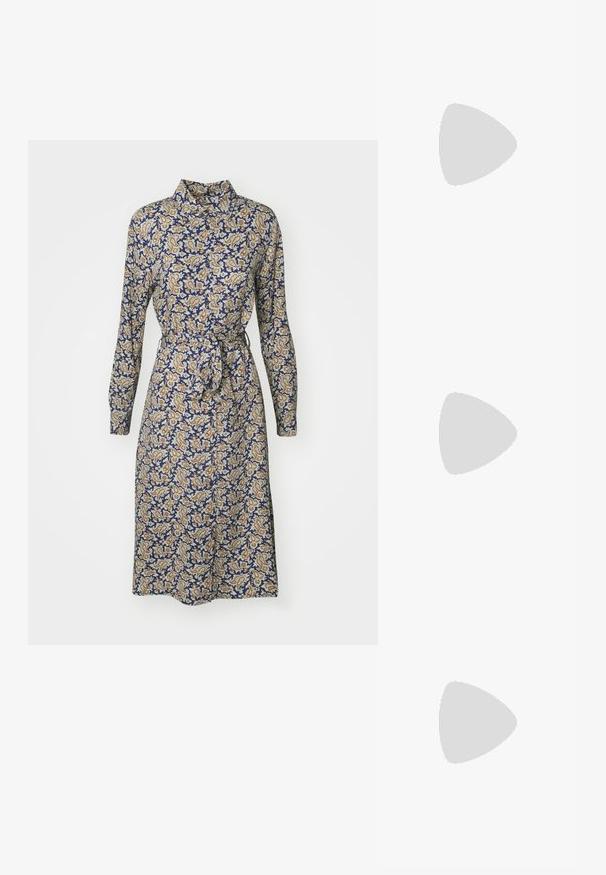 Rochie cu mâneci lungi într-un model paisley albastru și bej, cu guler și o curea legată la talie, confecționată dintr-un material ușor.; Pantof cu toc slingback din piele neagră, cu vârful ascuțit, toc subțire și accente de hardware în ton de aur pe partea superioară. Textură netedă și design structurat.; Geantă de mână din piele neagră cu finisaj texturat, formă unghiulară, două mânere și o curea de umăr reglabilă. Include un accent cu logo-ul DKNY.; Cercei lungi de culoare aurie, cu o formă de lacrimă, având un finisaj metalic strălucitor și o accent de mărgelă de culoare argintie.