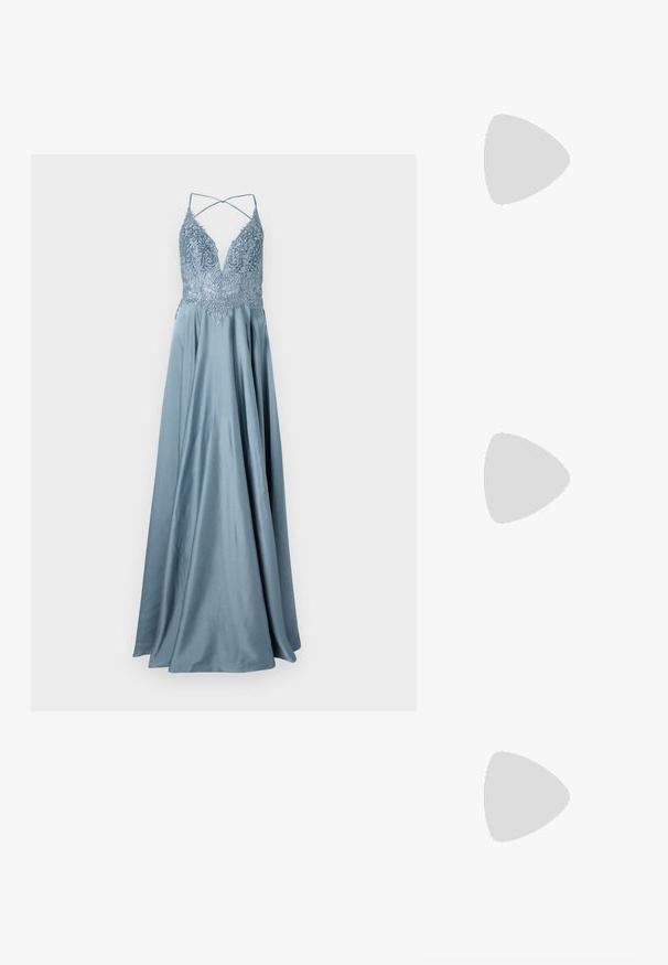 Dolga, padajoča večerna obleka iz svetlo modrega satena. Ima globok V-izrez z zapletenim vezenjem in tanke prečne naramnice na hrbtu.; Bežna slingback čevlja z uskim sprednjim delom, črnimi detajli, zlatim zaponko in debelim blokovskim peto na sivi tleh s temno zeleno ozadje.; Bela strukturirana torba z kratkimi ročaji in naramnim trakom, z zlatimi okrasnimi elementi in teksturiranim materialom, prikazana na sivi podlagi.; Srebrne uhani v obliki rože z teksturirano površino, ki imajo dolge kavljice in podrobnosti, podobne cvetnim listom, kar ustvarja zapleten dizajn.