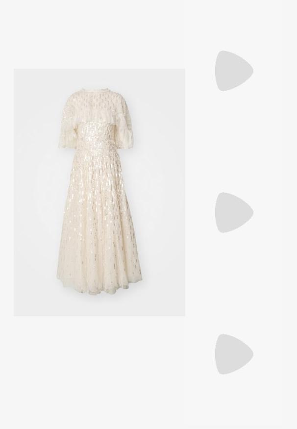 Needle & Thread SEQUIN DASH CAPE ANKLE GOWN - Festklänning - cream; Ljust beige lädersandal med espadrille-stil, fyra korsande remmar och en ankelspänne, med en vävd juteplattformssula och platt gummisula.; Krämlädershandväska med en böjd form, prydd med detaljer i guldmetall. Axelremmen är fäst med en metallspänne.; Guldtonade metallörhängen i en kurvad, avlång form. Har en slät, glänsande yta och en rundad spets för en extra detalj.