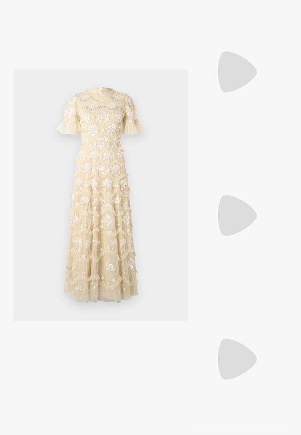 Broderad klänning i ljusgul med utsvängda ärmar. Har blommönster, volanglager och rund halsringning. Dragkedjestängning bak.; Valkoinen nahkainen korkokenkä, jossa on terävä kärkinen muoto, nilkkaremmi ja kapea korko. Suora pinta, jossa on hienovarainen kiiltävä viimeistely.; Metallinen hopea olkalaukku, jossa on geometrisesti tikattu muotoilu, litteä läppä ja säädettävä hihna hopeanvärisillä yksityiskohtilla.; Pari epämuodostuneita soikeita kultasävyisiä metallikorvakoruja, joissa on teksturoitu, hieman hakattu pinta valkoista taustaa vasten.