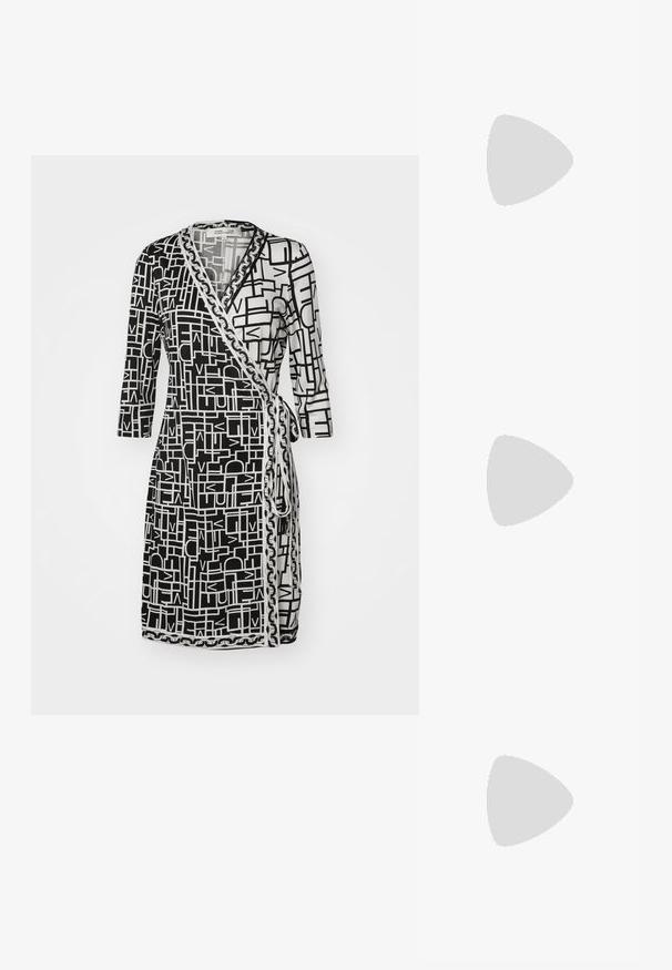 Czarna i biała sukienka kopertowa z geometrycznym wzorem, rękawami do łokcia oraz kontrastowymi detalami wykończenia przy dekolcie i u dołu.; Czarne skórzane szpilki z wąskim noskiem, niskim obcasem i gładką fakturą. Posiadają lekko otwarte przody i minimalne okucia z tyłu.; Czarna skórzana torba na ramię z dwoma przednimi kieszeniami, złotymi klamrami, zamkiem błyskawicznym i cienkim paskiem. Teksturowana powierzchnia i kompaktowy prostokątny kształt.; Złote metalowe kolczyki w kształcie obręczy o zakrzywionym, wydłużonym kształcie. Posiadają gładką, błyszczącą powierzchnię oraz zaokrąglony koniec dla dodatkowego efektu.