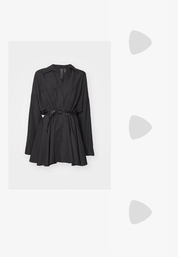 Μαύρο φόρεμα σε στυλ πουκαμίσου από απαλό ύφασμα, με V-ντεκολτέ, μακριά μανίκια, σφιγμένη μέση με ζώνη και φαρδιά φούστα.; Μαύρο τακούνι σανδάλι με διαστα�υρούμενες τιράντες και ρυθμιζόμενο κούμπωμα. Διαθέτει λεία υφή και κοφτό τακούνι.; Μαύρη δερμάτινη τσάντα ώμου με δύο μπροστινές τσέπες, χρυσά κούμπωματα, κλείσιμο με φερμουάρ και λεπτό λουρί. Υφή επιφάνειας και κομψό ορθογώνιο σχήμα.; Χρυσές μεταλλικές σκουλαρίκια κρίκοι με καμπυλωτό, ελκυστικό σχήμα. Περιλαμβάνουν μια λεία, γυαλιστερή επιφάνεια και στρογγυλή άκρη για πρόσθετη λεπτομέρεια.